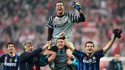 Julio Cesar yang telah pensiun pada April 2018 bersama Flamengo merupakan alumnus Timnas Brasil pada Piala Dunia U-17 edisi 1995. Saat itu Timnas Brasil finis di posisi runner-up setelah kalah 2-3 dari Ghana di laga final. Di level klub ia pernah membawa Inter Milan menjuarai Liga Champions musim 2009/2010. (AFP/Christof Stache)