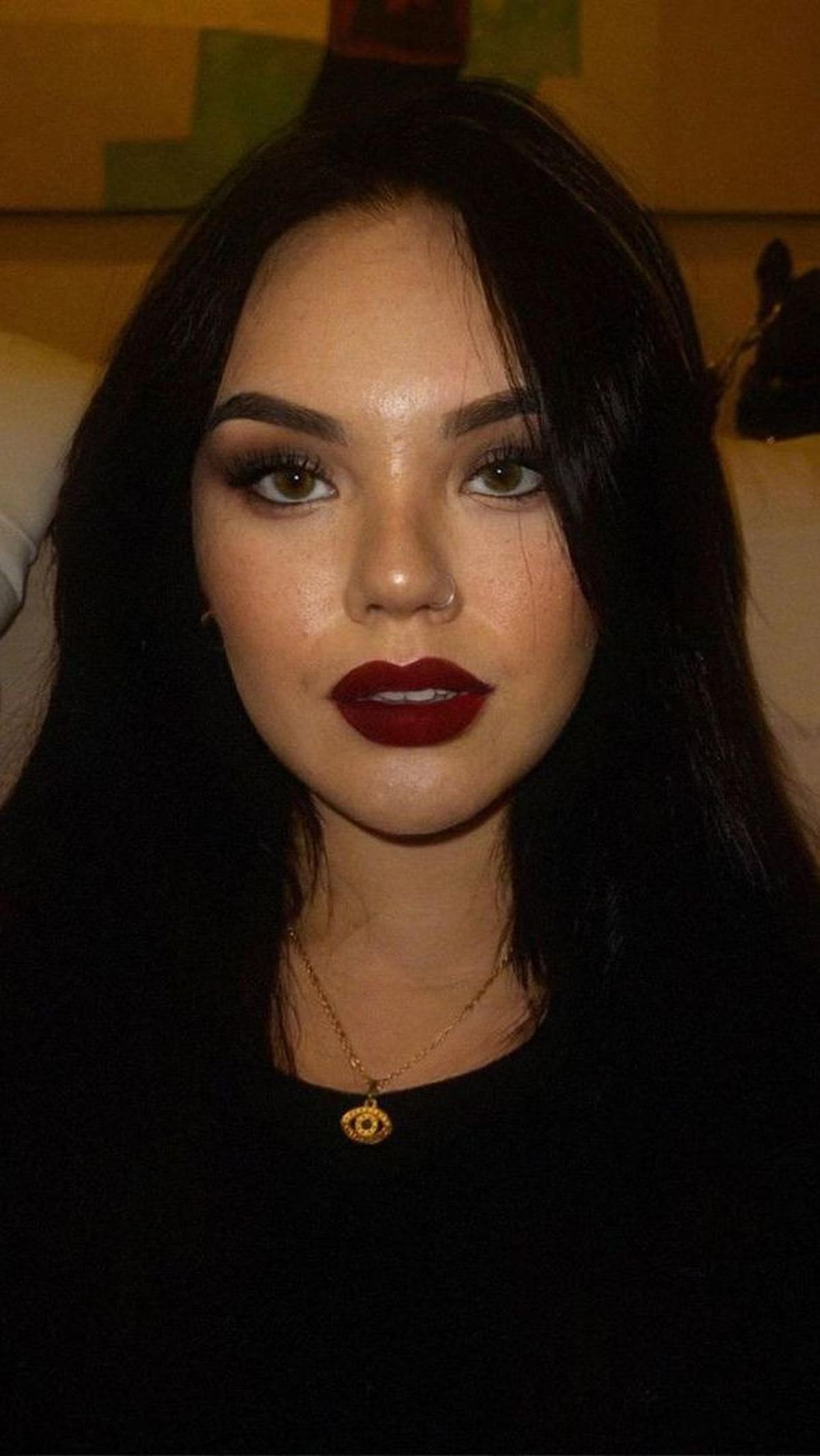 Pakai Lipstick Merah Merona