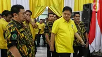 Ketua Umum Partai Golkar Airlangga Hartarto (kanan) menghadiri rapat pleno DPP Partai Golkar di Kantor DPP Golkar, Slipi, Jakarta, Selasa (5/11/2019). Rapat membahas munas untuk memilih Ketua Umum Golkar periode 2019-2024 di Bali pada Desember mendatang. (Liputan6.com/JohanTallo)