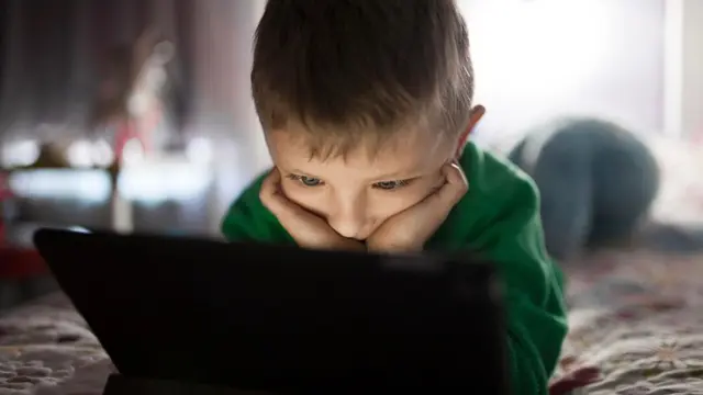 Cara membuat screen time anak menjadi waktu yang bermanfaat