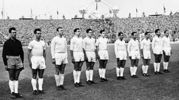 Foto tim Real Madrid jelang laga final Piala Champions Eropa 1965-1966 pada 11 Mei 1966 di Brussel. Para pemainnya adalah : José Araquistain, Enrique Pérez Díaz dipanggil "Pachin", Pedro de Felipe, Ignacio Zoco, Manuel Sanchis Martinez, José Martínez Sánchez dipanggil "Pirri", Manuel Velazquez, Fernando Serena, Amancio Amaro, Ramon Grosso dan kapten Francisco Gento ( 4 dari kanan). (AFP)