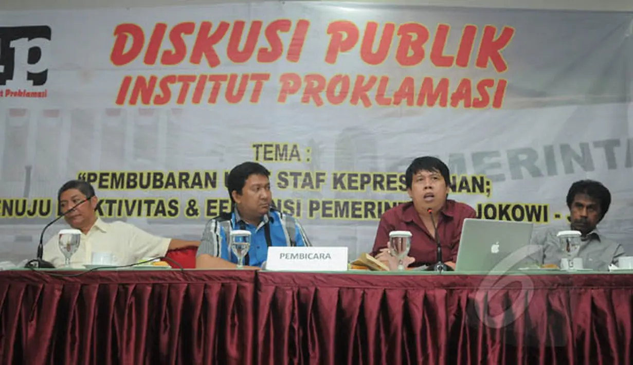 Direktur Global Future Institute, Hendrajit (kiri), Pengamat Anggaran Politik Uchok Sky Khadafi (kedua kanan) dan pakar hukum tata negara Prof Margarito (kanan) dalam diskusi publik di Jakarta, Senin (2/2). (Liputan6.com/Herman Zakharia)