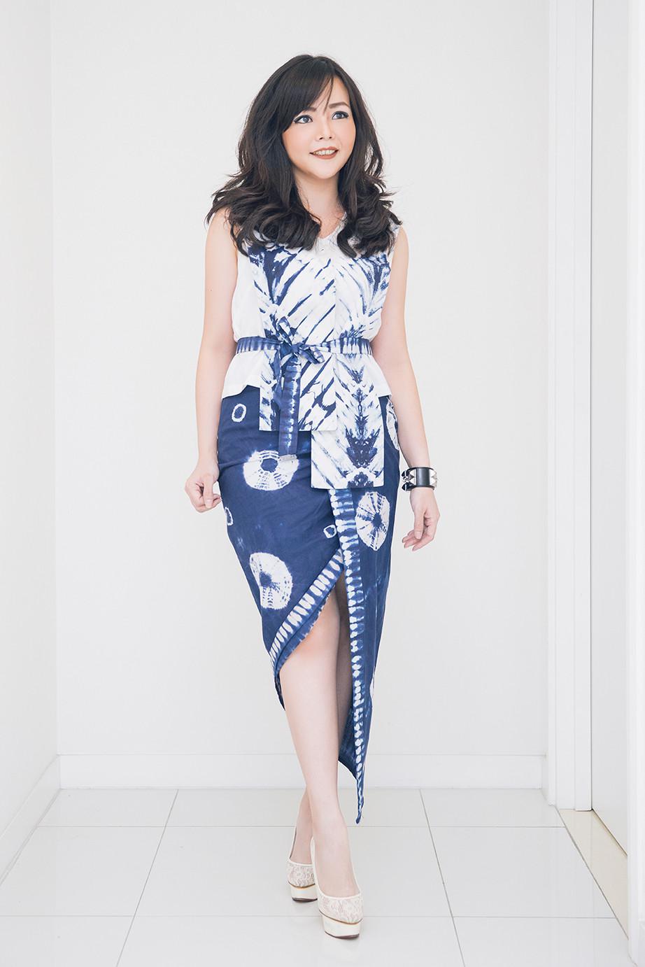 Ootd Kreatif Pakai Kain Batik Ala Yuana Tanaya Fashion Fimela Com Kain embos bisa ganti sesuka hati happy shopping #freeongkir #kain #kainbatik #batik #ootd #rok. ootd kreatif pakai kain batik ala