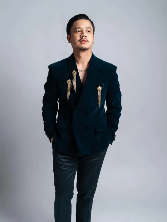 Derby Romero sendiri tampil necis dengan blazer velvet biru tanpa inner [@filmpetualangansherina]