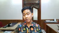 Wali Kota Solo Gibran Rakabuing Raka membeberkan alasan penolakan ajakan gabung PSI kepada wartawan di Balai Kota Solo, Rabu (23/8).(Liputan6.com/Fajar Abrori)