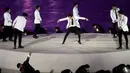 Boyband EXO menyuguhkan penampilan spektakuler mereka di upacara penutupan Olimpiade Musim Dingin 2018 di Pyeongchang, Korea Selatan, Minggu (25/2). Didampingi 43 penari latar, EXO memukau penonton dengan koreografi yang enerjik. (AP Photo/Charlie Riedel)