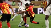 Gelandang Chelsea asal Portugal, Dario Essugo berebut bola dengan Houssem Tka (Esperance de Tunis) saat laga ketiga Grup D Piala Dunia Antarklub 2025 di Lincoln Financial Field, Philadelphia, pada 24 Juni 2025 waktu setempat atau Rabu (25/6/2025) pagi WIB. (FRANCK FIFE/AFP)