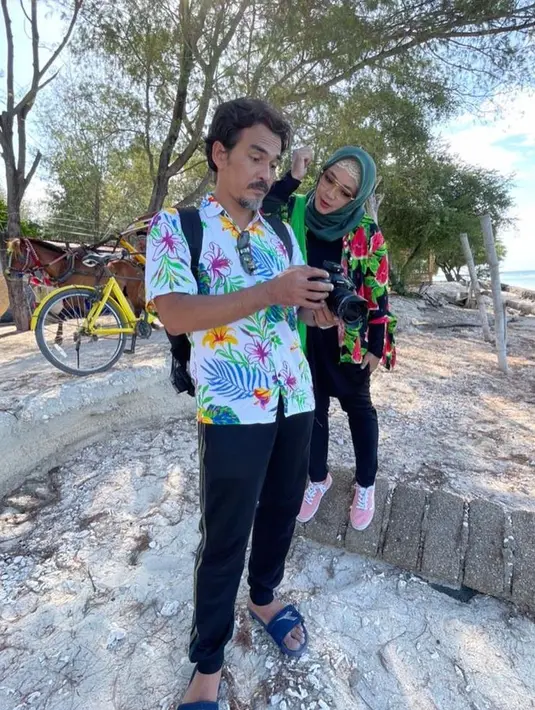 "Saya secara pribadi sudah mengikhlaskan biar lebih ringan untuk saya dan anak-anak. Anak-anak hari demi hari terus belajar mengikhlaskan. Karena dengan secepatnya kita mengikhlaskan, supaya mendiang nggak ada digandolin, nggak berat gitu," tandas Teddy Syach. (Instagram/rinagunawan74)