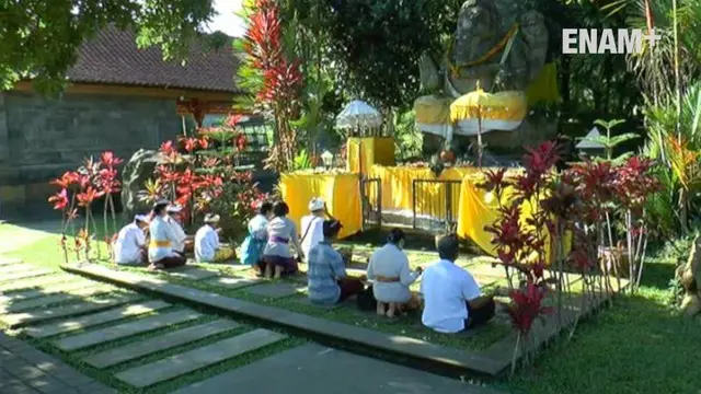 Umat Hindu dari Jabodetabek menjalani ritual dan sembahyang bersama di kawasan Gunung Salak, Bogor