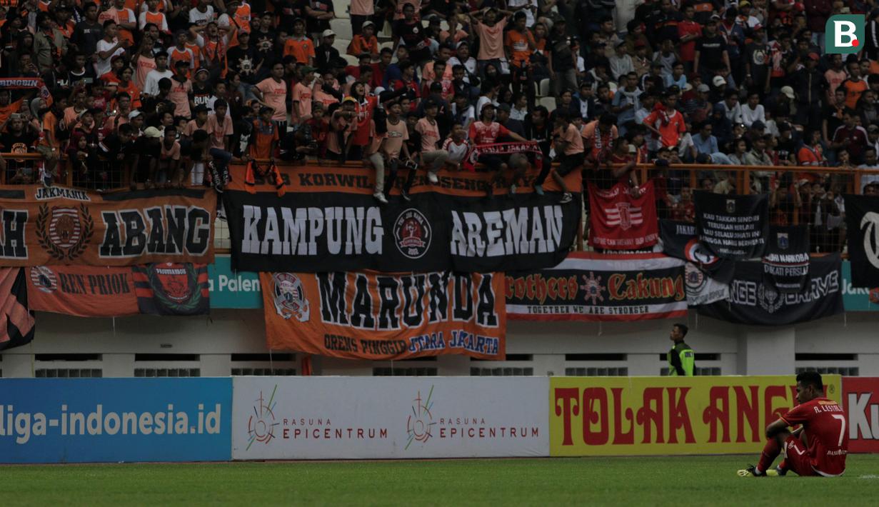 Stiker Persija Jakarta, Marko Simic, berusaha melewati bek PS Tira, Manahati Lestusen, pada laga Liga 1 di Stadion Wibawa Mukti, Jawa Barat, Sabtu (10/11). Kedua klub bermain imbang 0-0. (Bola.com/Yoppy Renato)