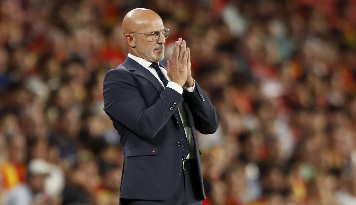 Ekspresi kecewa pelatih Timnas Spanyol, Luis de la Fuente saat menghadapi Timnas Siprus pada laga Grup A Kualifikasi Euro 2024 di Granada, Spanyol, Rabu (13/9/2023) dini hari WIB. (AP Photo/Fermin Rodriguez)