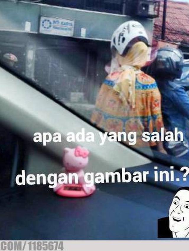 6 Potret Emak Emak Pakai Helm Terbalik Ini Bikin Senyum Nyengir Hot