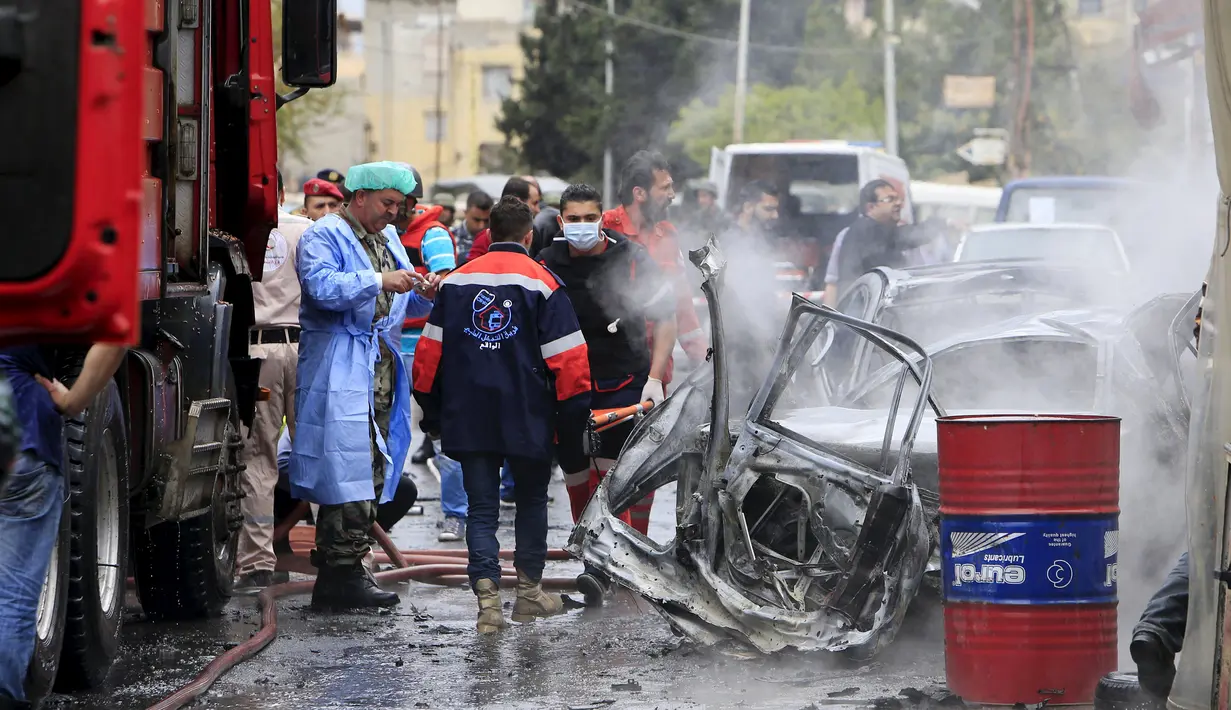 Sebuah ledakan menghantam Kota Sidon, sebelah selatan Lebanon, Selasa (12/4). Ledakan tersebut menewaskan pejabat dari gerakan Fatah, Fethi Zeydan, yang bertanggung jawab atas kamp Mieh Mieh yang ditempati warga Palestina di Sidon. (REUTERS/Ali Hashisho)