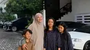 Natasha Rizki tampil mengenakan kerudung panjang abu-anu dipadukan abaya hijau. Kedua putri tampil dengan dress panjang hitam dan anak laki-laki berkemeja coklat. [@natasharizkynew]