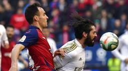 Gelandang Real Madrid, Isco, berebut bola dengan pemain Osasuna, Unai Garcia, pada laga La Liga di Stadion El Sadar, Minggu (9/2/2020). Real Madrid menang 4-1 atas Osasuna. (AP/Alvaro Barrientos)