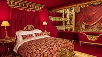 Interior kamar yang bisa diinapi di Palais Garnier, salah satu lokasi pertunjukan teater Phantom of The Opera. (dok. Airbnb)