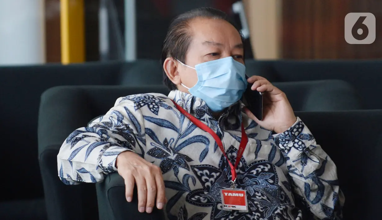 Advokat, Hardja Karsana Kosasih menunggu panggilan penyidik akan menjalani pemeriksaan di Gedung KPK, Jakarta, Rabu (20/05/2020). Hardja Karsana Kosasih diperiksa terkait kasus dugaan suap dan gratifikasi dalam penangan perkara di Mahkamah Agung (MA). (merdeka.com/Dwi Narwoko)