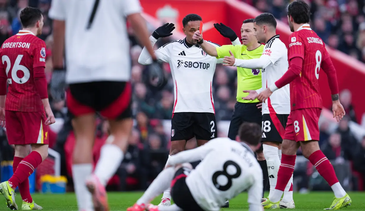 Liverpool harus puas berbagi poin usai bermain imbang dengan Fulham 2-2 dalam laga pekan 16 Premier League 2024/2025 yang digelar di Anfield, Sabtu (14/12/2024) malam WIB. The Reds bermain dengan 10 orang sejak menit ke-17 usai Andrew Robertson dikartu merah akibat melanggar Harry Wilson. (AP Photo/Jon Super)