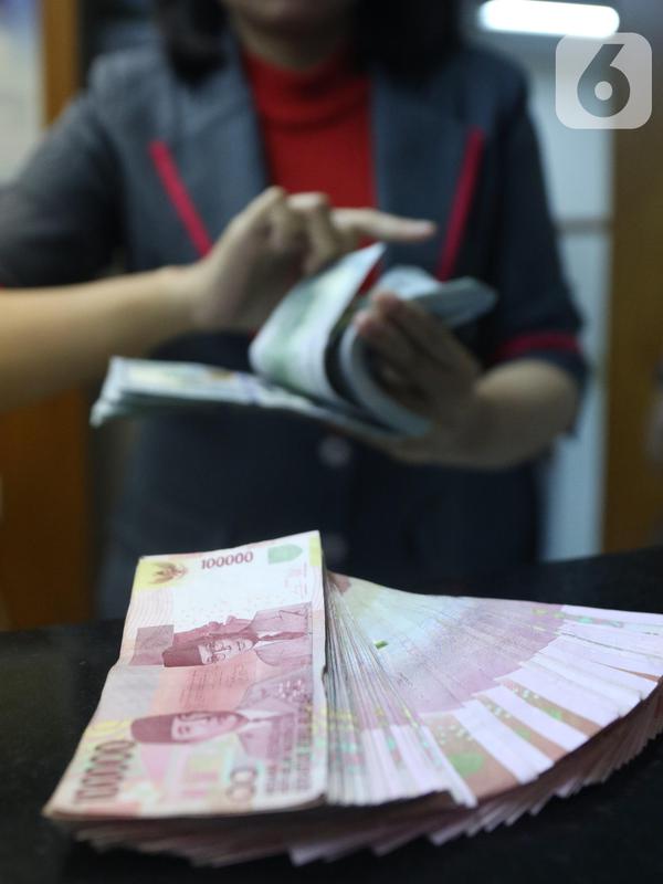 Teller menghitung mata uang rupiah dan dolar AS di Jakarta, Selasa (15/10/219). Rupiah di pasar spot ditutup di level Rp 14.166 per dolar AS. (Liputan6.com/Angga Yuniar)