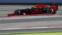 Pebalap Red Bull asal Russia, Daniil Kvyat mencatat waktu 1m26.497s pada sesi test pramusim F1 hari ke-3 di Sirkuit Catalunya, Barcelona, Rabu (24/2/2016) WIB.  (REUTERS/Sergio Perez)