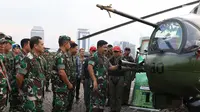 Panglima TNI, Marsekal TNI Hadi Tjahjanto saat meninjau senjata yang ada di helikopter pada pameran Alat Utama Sistem Persenjataan TNI di Kawasan Monas, Jakarta, Kamis (27/9). Pameran ini berlangsung hingga 29 September. (Liputan6.com/Helmi Fithriansyah)