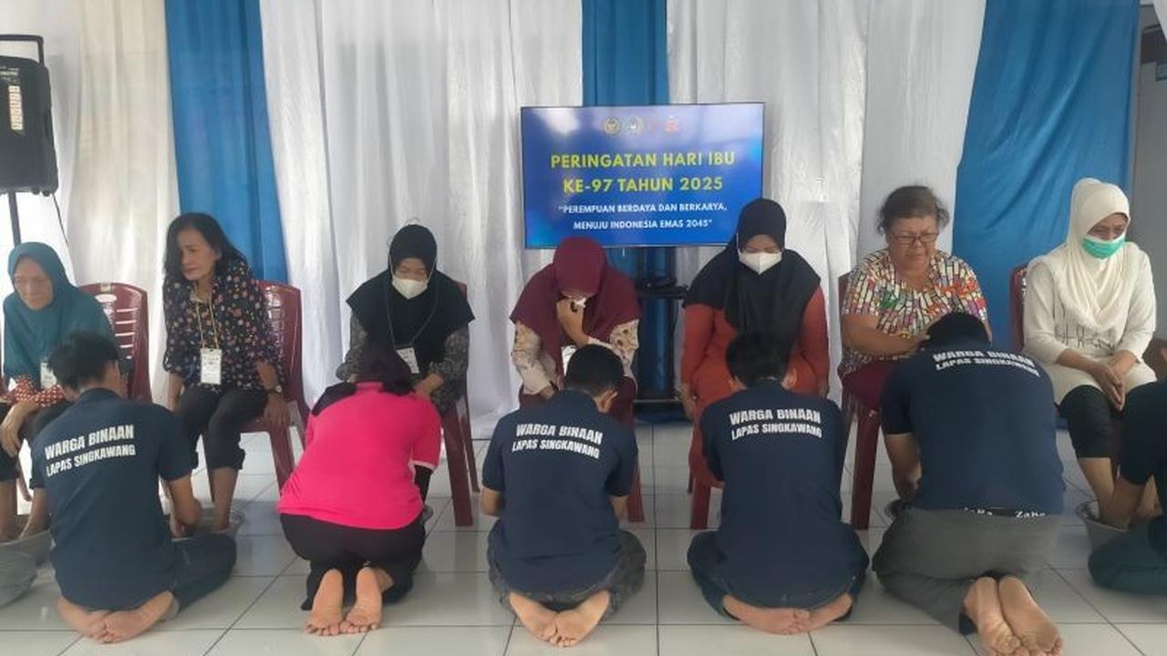 Momen Haru Hari Ibu Lapas Singkawang: WBP Basuh Kaki Ibu, Tumbuhkan Kesadaran Moral