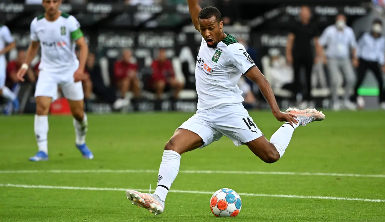 Moenchengladbach langsung buat kejutan ketika laga baru berjalan 10 menit. Alassane Plea berhasil menjebol gawang yang dikawal Manuel Neuer lewat sepakan kerasnya, usai mendapatkan umpan dari Lars Stindl. Papan skor berubah menjadi 1-0 atas keunggulan Moenchengladbach. (Foto: AFP/Ina Fassbender)