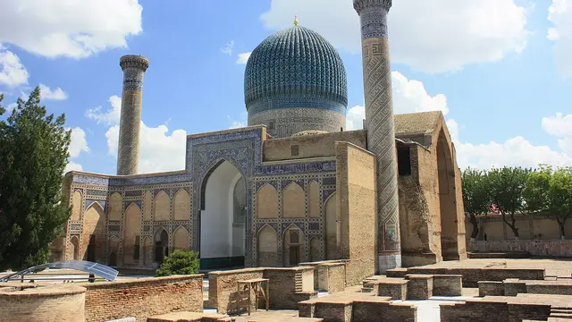 Kutukan makam Timur