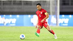 Pemain Timnas Indonesia, Rizky Ridho mengumpan bola dalam laga FIFA Matchday melawan Chinese Taipei di Stadion Gelora Bung Tomo (GBT), Surabaya, Jumat (05/08/2025). (Bola.com/Abdul Aziz)