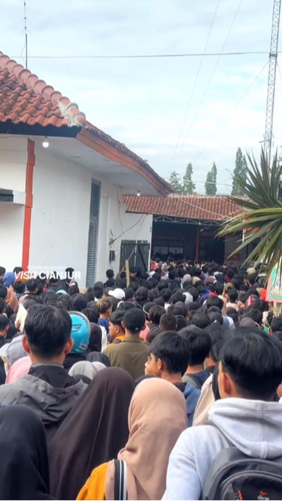 Beginilah momen para pelamar kerja yang sedang mengantre di kantor pos untuk mengirim berkas lamaran pekerjaan.