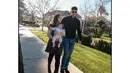 Bapak dua anak ini kenakan lengan panjang hitam dengan jeans yang digulung dan sneakers [@reynaldibunjamin]