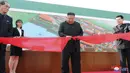 Pemimpin Korea Utara Kim Jong-un memotong pita saat meresmikan pabrik pupuk di Sunchon, Provinsi Pyongan Selatan, Korea Utara, Jumat (1/5/2020). Orang-orang di pabrik tersebut dikabarkan sangat gembira menyambut kehadiran Kim Jong-un. (Korean Central News Agency/Korea News Service via AP)