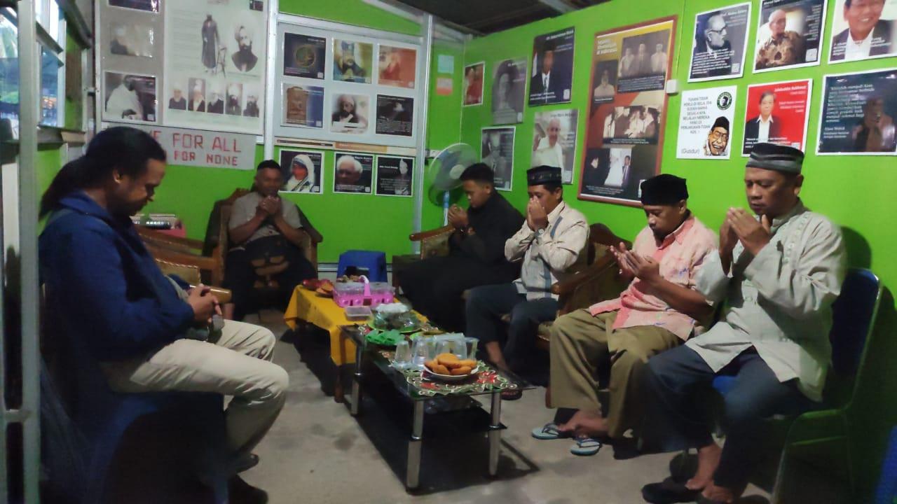 Doa dipanjatkan sebelum berbuka puasa bersama di Rumah Misi Jemaah Ahmadiah Manado, Minggu (26/3/2023) sore. (Foto: Yoseph Ikanubun/Liputan6.com)