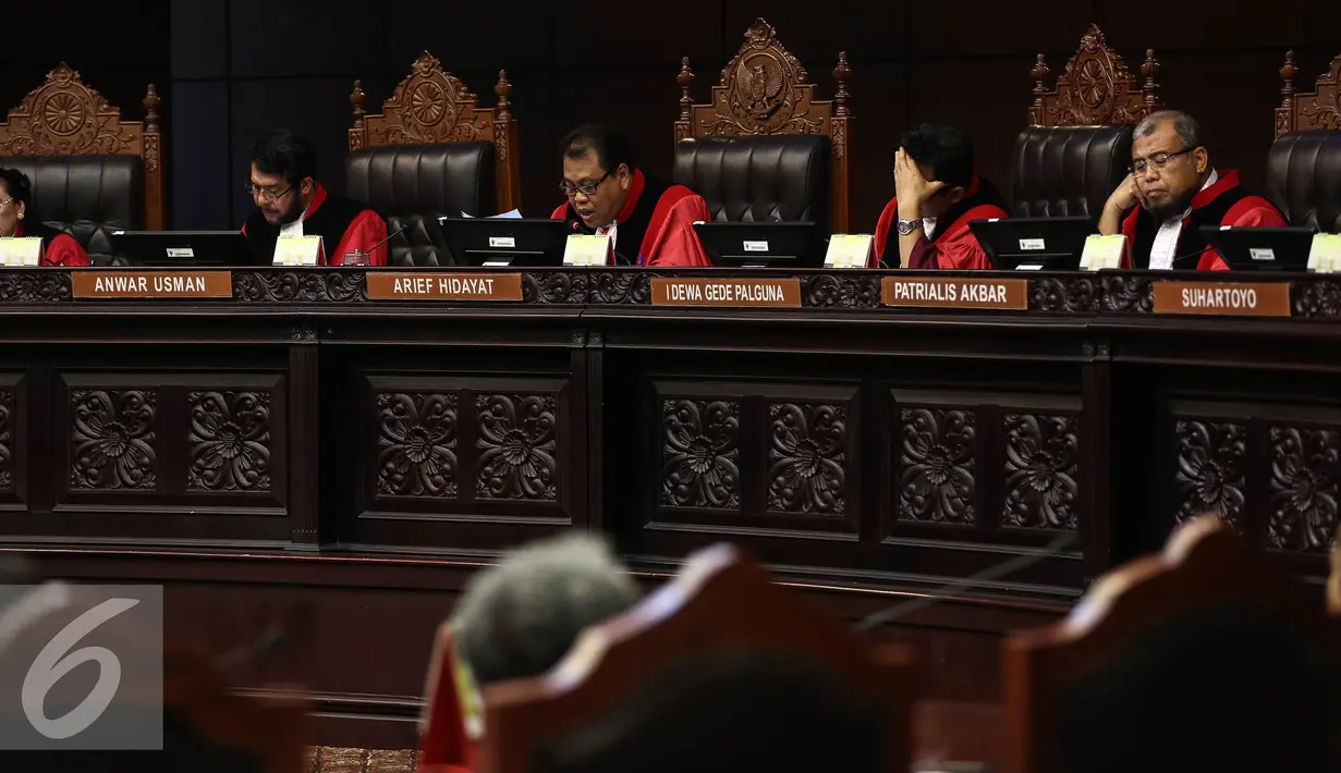 Hakim Konstitusi Arief Hidayat (tengah) memimpin sidang terkait  gugatan terhadap Pasal 5 ayat 1 dan 2 serta pasal 44 huruf b UU ITE di Mahkamah Konstitusi, Jakarta, Rabu (7/9).