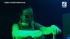Nenek bernama Sumiko Iwamuro ini memiliki nama panggung DJ Sumirock.