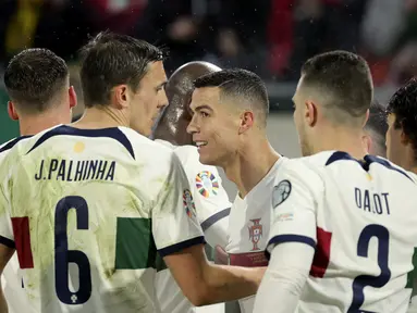 Kualifikasi Euro 2024 baru saja dimulai dengan menyajikan rata-rata dua laga tiap grupnya yang tersebar dalam 10 grup. Hasilnya, beberapa tim besar mampu unjuk kemampuan dengan menyapu bersih dua kemenangan yang dibarengi dengan jumlah gol besar. Namun ada pula kejutan yang dibuat tim yang tak diunggulkan seperti Skotlandia yang mampu mempecundangi Spanyol. Dari dua laga secara keseluruhan, tercatat ada 5 tim tersubur yang mampu mendulang banyak gol dan sementara memuncaki klasemen sementara. (AP Photo/Olivier Matthys)