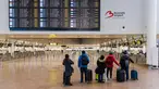Penumpang melihat layar informasi keberangkatan di Bandara Brussels, Zaventem, Belgia, Rabu (13/2). Menurut badan lalu lintas udara Skeyes, wilayah udara Belgia ditutup selama 24 jam. (AP Photo/Geert Vanden Wijngaert)