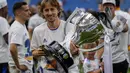 <p>Gelandang Real Madrid, Luka Modric berpose dengan trofi untuk merayakan gelar La Liga Spanyol usai pertandingan melawan Espanyol di stadion Santiago Bernabeu di Madrid, Sabtu  (30/4/2022). Madrid tak terkejar lagi oleh Sevilla (64 poin) di sisa empat laga dan juga Barcelona (63 poin) di posisi ketiga. (AP Photo/Bernat Armangue)</p>
