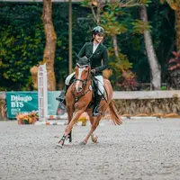 Belum lama ini Nabila Syakieb membagikan beberapa momen saat mengikuti kompetisi berkuda. (FOTO: instagram.com/nsyakieb85)