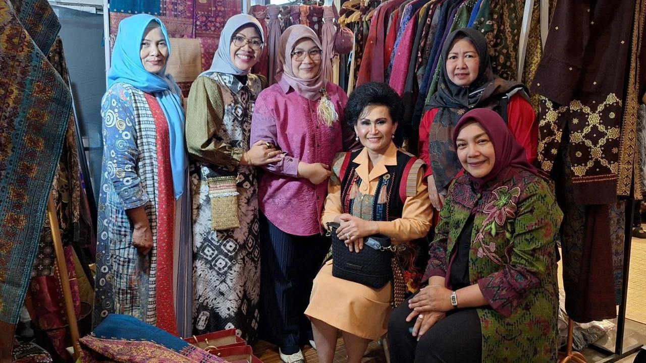 UMKM Tenun Limar Bulu Tujuh Saudara Binaan Persit KCK Cabang XI Puskomlekad PG Mabesad Masuk Ajang Persit Bisa 2