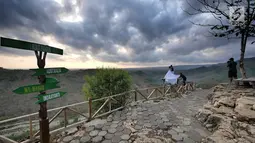 Pasangan melakukan foto prawedding di Bukit Panguk Kediwung, Bantul, Yogyakarta (16/10).Bukit Panguk Kediwung dibuka untuk umum sekitar pertengahan 2016 oleh masyarakat setempat dan menawarkan keindahan sunrise di atas awan. (Liputan6.com/Herman Zakharia)