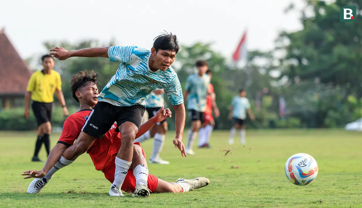 Seorang pemain Timnas Indonesia U-16 berusaha melewati adangan pemain SSB Terang Bangsa pada laga uji coba di Lapangan Yogyakarta International School (YIS), Jumat (31/5/2024). (Bola.com/Radifa Arsa)