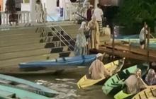 Momen Warga Jambi Tetap Semangat Salat Tarawih Meski Harus Berangkat Naik Perahu Ini Viral, Tuai Pujian