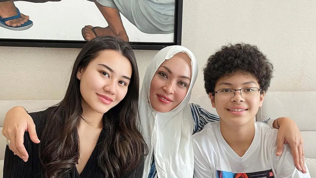 Angelina Sondakh dan anak