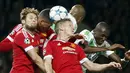 Sejumlah pemain Manchester United melakukan duel udara dengan pemain Wolfsburg pada laga Liga Champions di Stadion Old Trafford, Inggris, Kamis (1/10/2015). (Reuters/Andrew Yates)