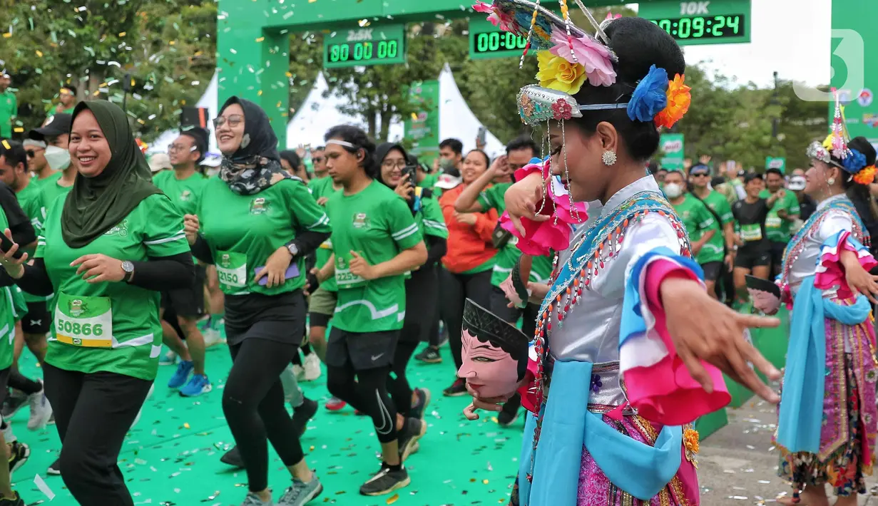 Peserta berlari saat mengikuti lomba lari di kawasan Senayan, Jakarta, Minggu (4/9/2022). Lomba lari Milo ACTIV Indonesia Race (MAIR) 2022 yang terbagi dalam beberapa kategori yaitu 10K, 5K dan family run 2,5K tersebut untuk menyambut hari Olahraga Nasional yang jatuh pada 9 September mendatang. (Liputan6 com/Angga Yuniar)