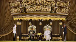 Raja Malaysia Abdullah Ri'ayatuddin Al-Mustafa Billah Shah (dua kiri) dan Ratu Tunku Azizah (dua kanan) saat penobatan kerajaan di Istana Nasional, Kuala Lumpur, Selasa (30/7/2019). Abdullah Ri'ayatuddin Al-Mustafa Billah Shah resmi menjadi raja ke-16 Malaysia. (Malaysia Information Ministry via AP)