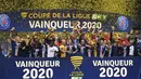 Pemain PSG merayakan trofi juara Piala Liga Prancis usai mengalahkan Olympique Lyon di Stade de France, Sabtu (1/8/2020) dini hari WIB. PSG menang 6-5 atas Lyon lewat adu penalti. (AFP/Franck Fife)
