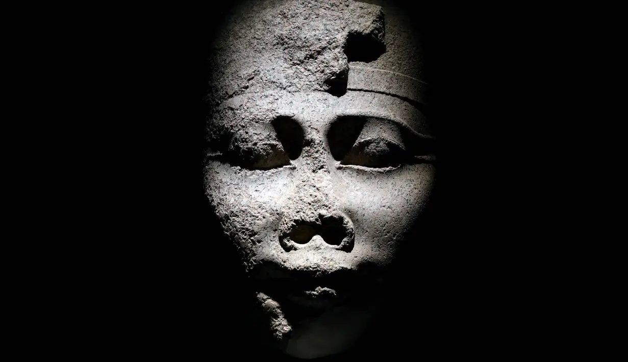 Sebuah patung di Museum Kafr El-Sheikh di Kafr El-Sheikh, Mesir, 2 November 2020. Museum yang dibuka untuk pengunjung pada Senin (2/11) ini terdiri dari tiga ruang pameran utama, yang menampilkan sejarah regional dan banyak artefak yang ditemukan di Kegubernuran Kafr El-Sheikh. (Xinhua/Ahmed Gomaa)