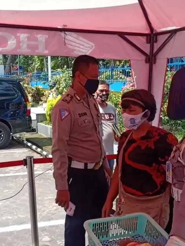 emak-emak pakai topeng mainan
